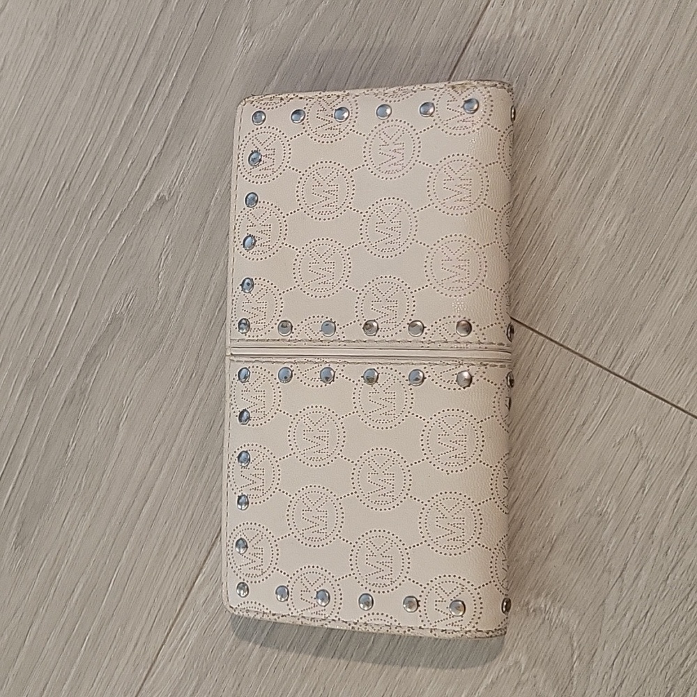 MICHAEL Michael Kors Logo  Astor Off White  Studded Wallet